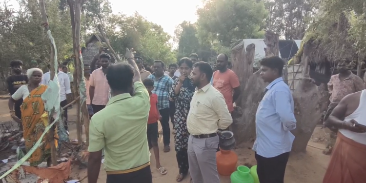 விழுப்புரம் ADMK அலுவலக சாவி ஒப்படைப்பு: புதிய மாவட்ட செயலாளர் பசுபதி இருக்கையில் அமர்ந்தார்