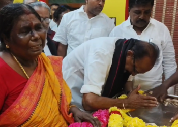 விழுப்புரம் ADMK அலுவலக சாவி ஒப்படைப்பு: புதிய மாவட்ட செயலாளர் பசுபதி இருக்கையில் அமர்ந்தார்