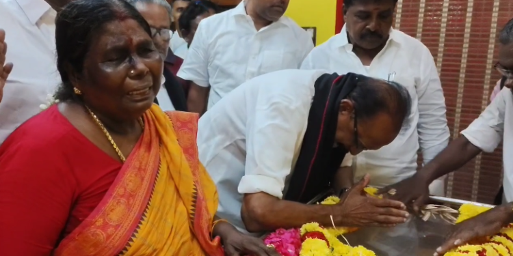 விழுப்புரம் ADMK அலுவலக சாவி ஒப்படைப்பு: புதிய மாவட்ட செயலாளர் பசுபதி இருக்கையில் அமர்ந்தார்