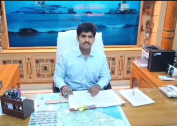 விழுப்புரம் ADMK அலுவலக சாவி ஒப்படைப்பு: புதிய மாவட்ட செயலாளர் பசுபதி இருக்கையில் அமர்ந்தார்