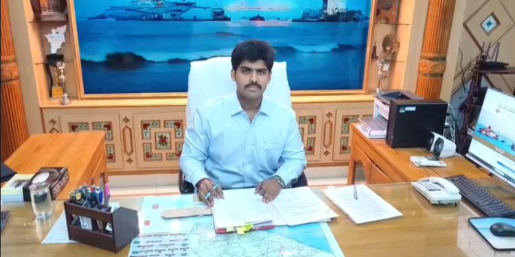விழுப்புரம் ADMK அலுவலக சாவி ஒப்படைப்பு: புதிய மாவட்ட செயலாளர் பசுபதி இருக்கையில் அமர்ந்தார்