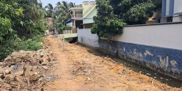 விழுப்புரம் ADMK அலுவலக சாவி ஒப்படைப்பு: புதிய மாவட்ட செயலாளர் பசுபதி இருக்கையில் அமர்ந்தார்