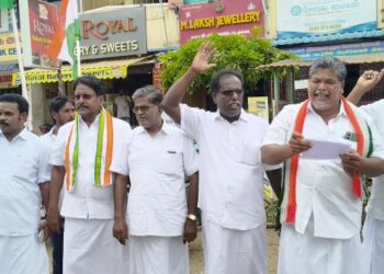 TVK பதவி ஏற்க அழைக்காத தமிழக கவர்னரை கண்டித்து சீர்காழியில் காங்கிரஸ் கட்சி சார்பில் ஆர்ப்பாட்டம்