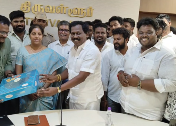 திருவள்ளூர் மாவட்ட ஆட்சியர் ச. கவிதாவை சந்தித்த தமிழக வெற்றிக் கழக சட்டமன்ற உறுப்பினர்கள்