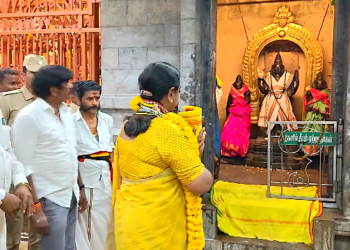திருவள்ளூர் மாவட்ட ஆட்சியர் ச. கவிதாவை சந்தித்த தமிழக வெற்றிக் கழக சட்டமன்ற உறுப்பினர்கள்