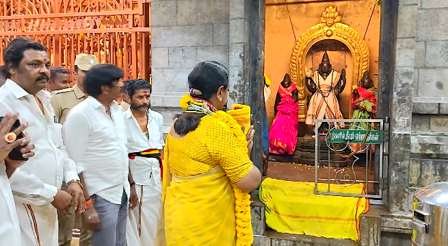 திருவள்ளூர் மாவட்ட ஆட்சியர் ச. கவிதாவை சந்தித்த தமிழக வெற்றிக் கழக சட்டமன்ற உறுப்பினர்கள்
