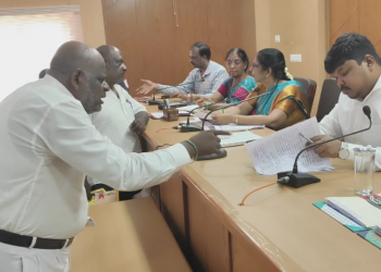 திருவள்ளூர் மாவட்ட ஆட்சியர் ச. கவிதாவை சந்தித்த தமிழக வெற்றிக் கழக சட்டமன்ற உறுப்பினர்கள்