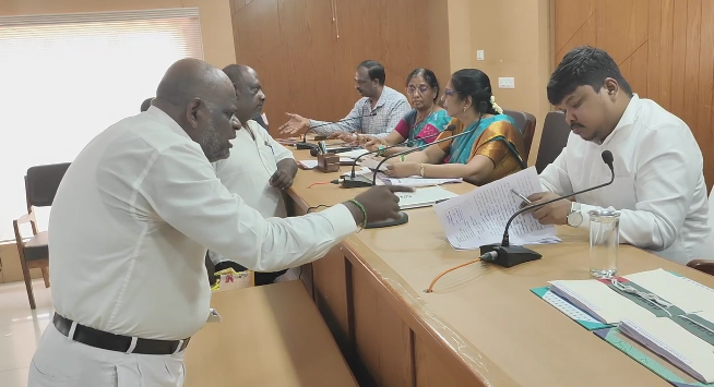 திருவள்ளூர் மாவட்ட ஆட்சியர் ச. கவிதாவை சந்தித்த தமிழக வெற்றிக் கழக சட்டமன்ற உறுப்பினர்கள்