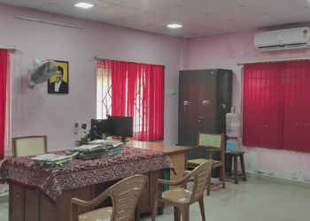 செம்பனார்கோயில் ஊராட்சி ஒன்றிய அலுவலகத்தில், யாருமே இல்லாதஇடத்தில் மின்சாதனங்கள் இயங்கும் வீடியோ