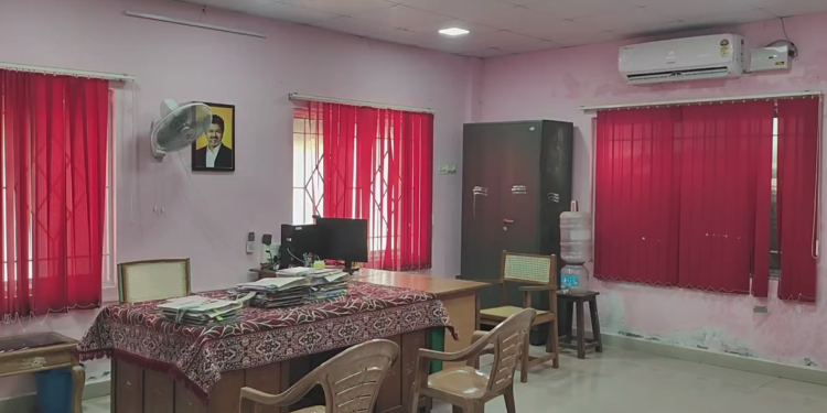 செம்பனார்கோயில் ஊராட்சி ஒன்றிய அலுவலகத்தில், யாருமே இல்லாதஇடத்தில் மின்சாதனங்கள் இயங்கும் வீடியோ