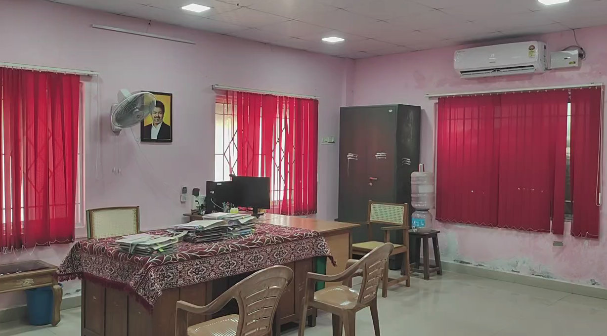 செம்பனார்கோயில் ஊராட்சி ஒன்றிய அலுவலகத்தில், யாருமே இல்லாதஇடத்தில் மின்சாதனங்கள் இயங்கும் வீடியோ
