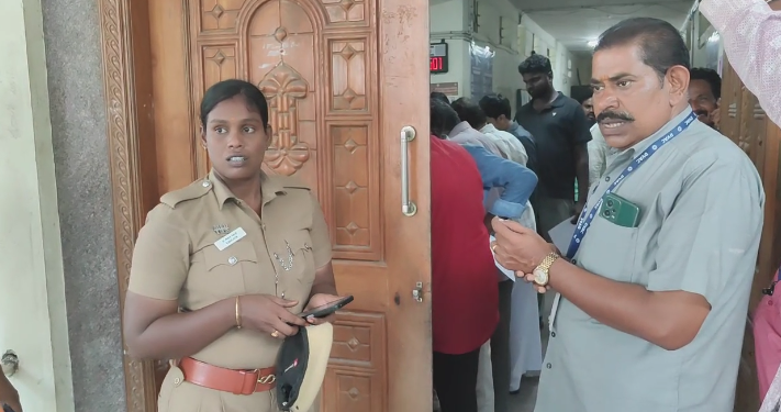 மயிலாடுதுறை கச்சேரி சாலையில் உள்ள மாவட்ட சார் பதிவாளர் அலுவலகத்தில் லஞ்ச ஒழிப்பு போலீசார் சோதனை