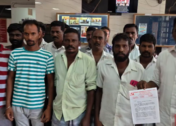 மயிலாடுதுறை உள்ள அனைத்து ரேஷன் கடைகளுக்கு பொருட்களை ஏற்றிஇறக்கும்CITUசுமைதூக்கும் தொழிலாளர்கள் கூலி உயர்வு வழங்ககோரி வேலைநிறுத்தம்