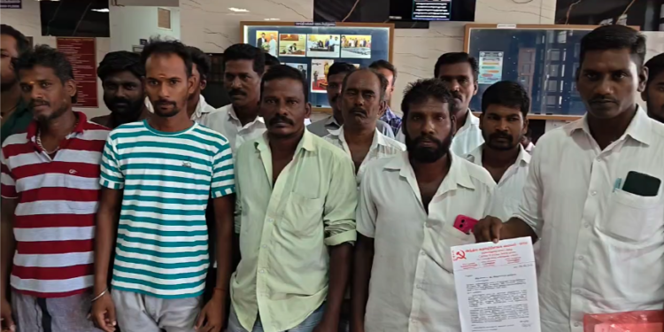 மயிலாடுதுறை உள்ள அனைத்து ரேஷன் கடைகளுக்கு பொருட்களை ஏற்றிஇறக்கும்CITUசுமைதூக்கும் தொழிலாளர்கள் கூலி உயர்வு வழங்ககோரி வேலைநிறுத்தம்