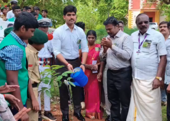 உலக சுற்றுச்சூழல் தினத்தை முன்னிட்டு ஆட்சித்தலைவர் பிரதாப் SLP அரசுமேல்நிலைப்பள்ளி பள்ளி மாணவர்களோடு மரக்கன்றுகள் நட்டு விழிப்புணர்வு