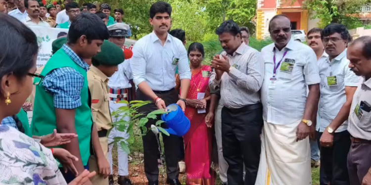 உலக சுற்றுச்சூழல் தினத்தை முன்னிட்டு ஆட்சித்தலைவர் பிரதாப் SLP அரசுமேல்நிலைப்பள்ளி பள்ளி மாணவர்களோடு மரக்கன்றுகள் நட்டு விழிப்புணர்வு