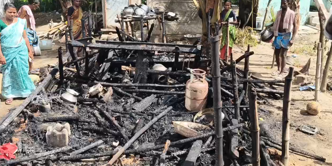 சீர்காழி அருகே இரண்டு கூரை வீடுகள் தீபிடிப்பு. ரூ 10 லட்சம் மதிப்பிலான பொருட்கள் தீயில் எரிந்து சேதம். சீர்காழி போலீசார் விசாரணை.