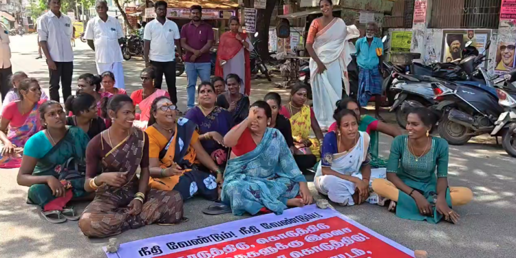 மயிலாடுதுறையில் வீட்டுமனைப்பட்டா வழங்க வலியுறுத்தி சாலை மறியல்