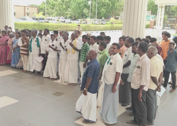 மயிலாடுதுறை மாவட்டத்தில், அனுமதி பெற்ற அளவைவிட கூடுதல் 150 ஏக்கருக்கு மணல் எடுத்து வருவதாக ஆட்சியர் அலுவலகத்தில் தர்ணா