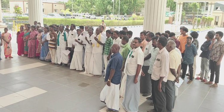மயிலாடுதுறை மாவட்டத்தில், அனுமதி பெற்ற அளவைவிட கூடுதல் 150 ஏக்கருக்கு மணல் எடுத்து வருவதாக ஆட்சியர் அலுவலகத்தில் தர்ணா