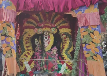 வயல்வெளிகளில், சாமியை தூக்கிக் கொண்டு செல்லும் எல்லை ஓட்டத் திருவிழா
