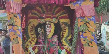 வயல்வெளிகளில், சாமியை தூக்கிக் கொண்டு செல்லும் எல்லை ஓட்டத் திருவிழா