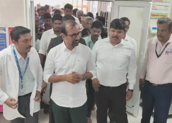 மயிலாடுதுறை அரசு மருத்துவமனையில் தீக்காயம் அடைந்த தீயணைப்பு வீரருக்கு ஆறுதல் தெரிவித்து ஆய்வு