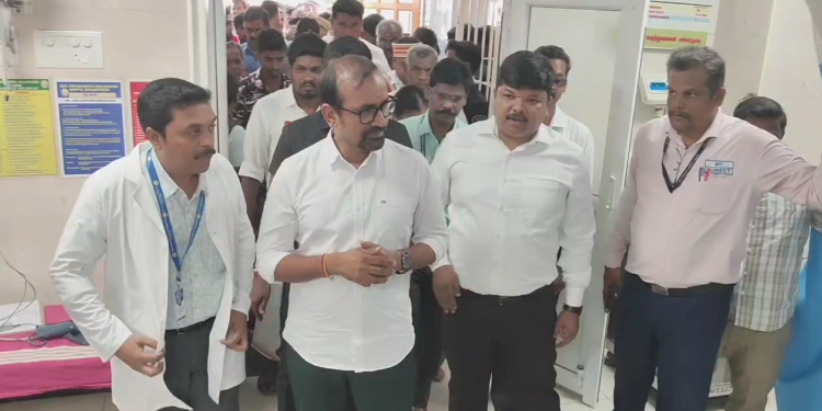 மயிலாடுதுறை அரசு மருத்துவமனையில் தீக்காயம் அடைந்த தீயணைப்பு வீரருக்கு ஆறுதல் தெரிவித்து ஆய்வு