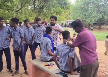 சலூன் ஆக மாறிய அரசுமேல்நிலைப்பள்ளி முடிவெட்டி வராத மாணவர்களுக்கு முடிவெட்டிய உடற்கல்வி இயக்குனர்