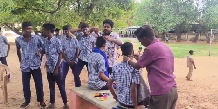 சலூன் ஆக மாறிய அரசுமேல்நிலைப்பள்ளி முடிவெட்டி வராத மாணவர்களுக்கு முடிவெட்டிய உடற்கல்வி இயக்குனர்