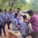 சலூன் ஆக மாறிய அரசுமேல்நிலைப்பள்ளி முடிவெட்டி வராத மாணவர்களுக்கு முடிவெட்டிய உடற்கல்வி இயக்குனர்