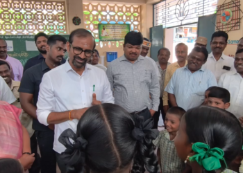 மயிலாடுதுறை அரசு துவக்க பள்ளியில், காலை உணவு திட்டத்தை ஆய்வு அமைச்சரிடம் கோரிக்கை வைத்த சிறுவர் சிறுமியர்