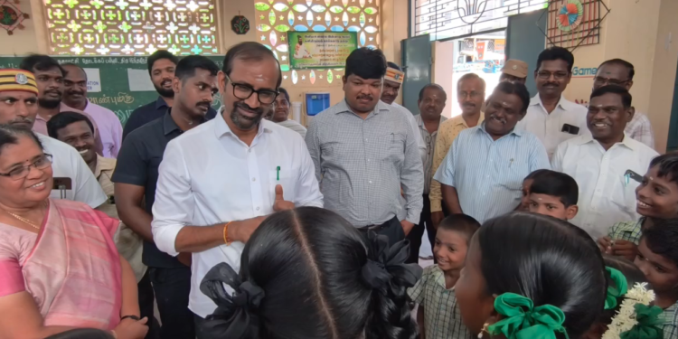 மயிலாடுதுறை அரசு துவக்க பள்ளியில், காலை உணவு திட்டத்தை ஆய்வு அமைச்சரிடம் கோரிக்கை வைத்த சிறுவர் சிறுமியர்