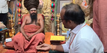 தருமபுரம் ஆதீனத்தில் தமிழக உணவுத்துறை அமைச்சர் வேங்கடரமணன், ஆதீன மடாதிபதியை நேரில் சந்தித்து ஆசி