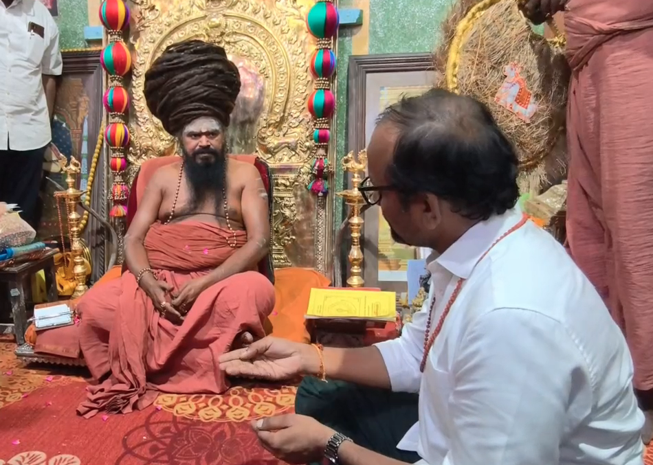 தருமபுரம் ஆதீனத்தில் தமிழக உணவுத்துறை அமைச்சர் வேங்கடரமணன், ஆதீன மடாதிபதியை நேரில் சந்தித்து ஆசி