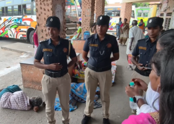 மயிலாடுதுறை பேருந்து நிலையத்தில் பெண்களுக்கு அறிவுரைகளை கூறிய சிங்கப்பெண் உதவி எண் வழங்கினர்