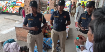 மயிலாடுதுறை பேருந்து நிலையத்தில் பெண்களுக்கு அறிவுரைகளை கூறிய சிங்கப்பெண் உதவி எண் வழங்கினர்