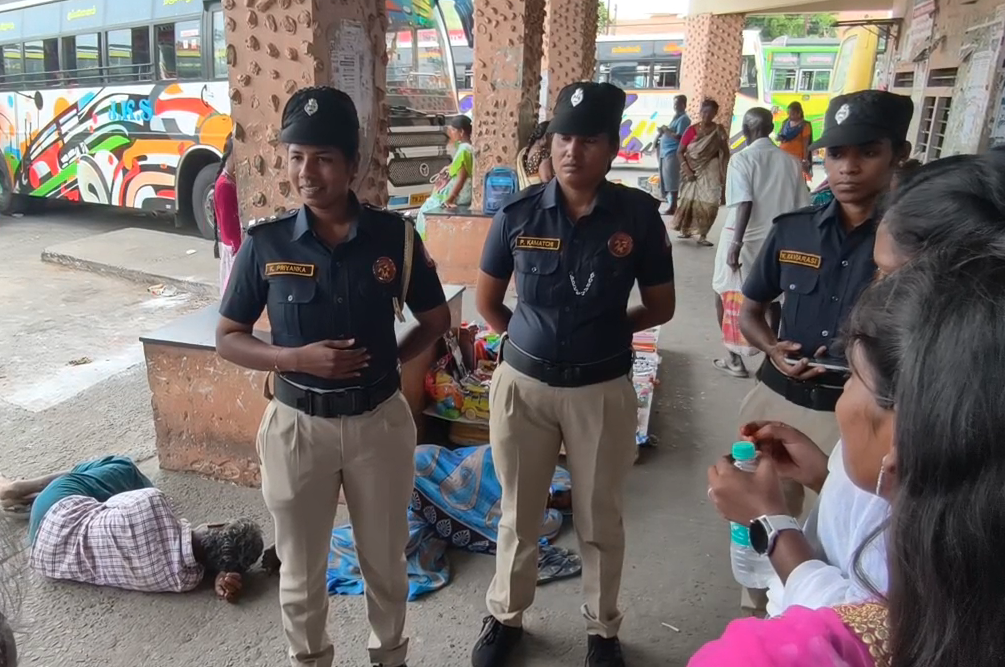 மயிலாடுதுறை பேருந்து நிலையத்தில் பெண்களுக்கு அறிவுரைகளை கூறிய சிங்கப்பெண் உதவி எண் வழங்கினர்