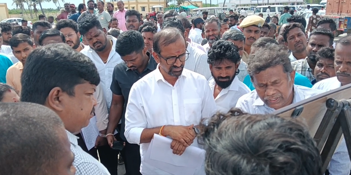 தரங்கம்பாடி மீன்பிடித்துறைமுகத்தில் உணவுத்துறை அமைச்சர் நேரில் ஆய்வு பல கோரிக்கை வைத்த மீனவர்கள் பொதுமக்கள்