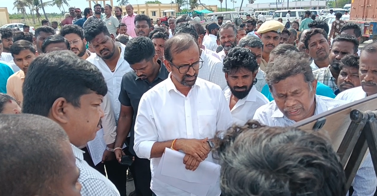 தரங்கம்பாடி மீன்பிடித்துறைமுகத்தில் உணவுத்துறை அமைச்சர் நேரில் ஆய்வு பல கோரிக்கை வைத்த மீனவர்கள் பொதுமக்கள்