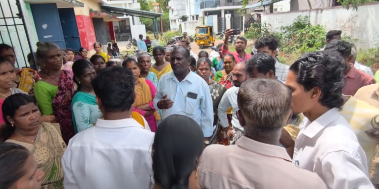 கங்கணம்புத்தூர் ஊராட்சியில் சாலைவசதி செய்து தர வலியுறுத்தியும், குடிநீர் வழங்ககோரியும் ஆர்ப்பாட்டம்