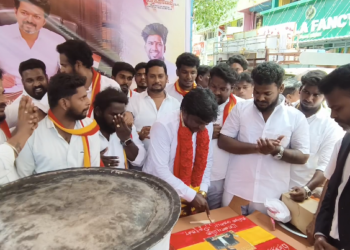 கங்கணம்புத்தூர் ஊராட்சியில் சாலைவசதி செய்து தர வலியுறுத்தியும்,  குடிநீர் வழங்ககோரியும் ஆர்ப்பாட்டம்