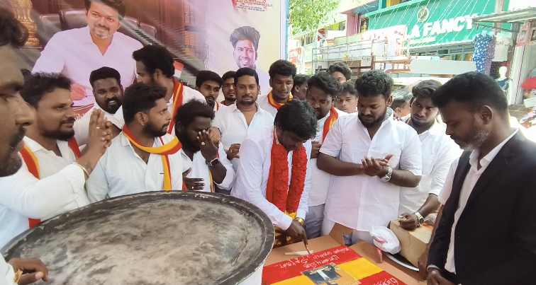 கங்கணம்புத்தூர் ஊராட்சியில் சாலைவசதி செய்து தர வலியுறுத்தியும்,  குடிநீர் வழங்ககோரியும் ஆர்ப்பாட்டம்