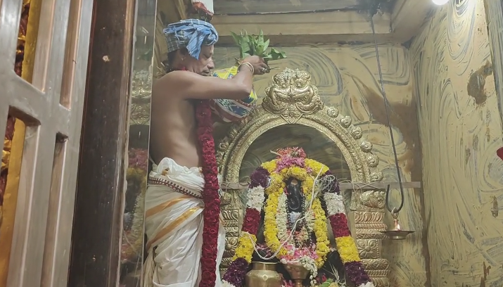 கங்கணம்புத்தூர் ஊராட்சியில் சாலைவசதி செய்து தர வலியுறுத்தியும்,  குடிநீர் வழங்ககோரியும் ஆர்ப்பாட்டம்