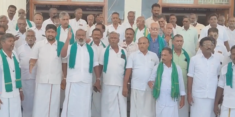 மயிலாடுதுறை விவசாயிகள் குறைதீர் கூட்டத்தை புறக்கணித்து விவசாயிகள் கண்டன ஆர்ப்பாட்டம்