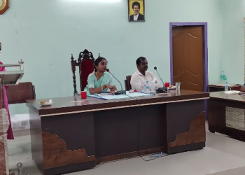 சீர்காழி நகர்மன்ற கூடத்தில் முதல்வர் விஜய் புகைப்படம் எந்த அடிப்படையில் வைக்கப்பட்டது, புரோட்டோகால் படி வைக்கக்கூடாது என DMK கேள்வி