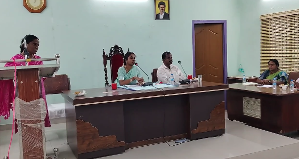 சீர்காழி நகர்மன்ற கூடத்தில் முதல்வர் விஜய் புகைப்படம் எந்த அடிப்படையில் வைக்கப்பட்டது, புரோட்டோகால் படி வைக்கக்கூடாது என DMK கேள்வி