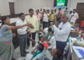 திருவள்ளூரில் விவசாயிகள் நலம் காக்கும் கூட்டத்தில்  விவசாய கடன்களை முழுமையாக ரத்து செய்ய  வலியுறுத்தி கருப்பு பேட்ஜ் அணிந்து தர்ணா