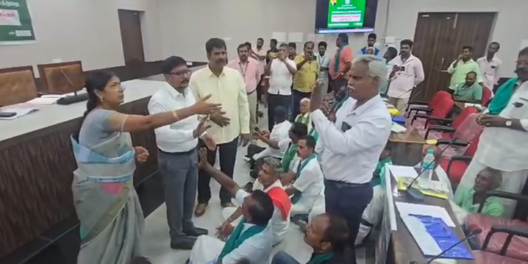 திருவள்ளூரில் விவசாயிகள் நலம் காக்கும் கூட்டத்தில்  விவசாய கடன்களை முழுமையாக ரத்து செய்ய  வலியுறுத்தி கருப்பு பேட்ஜ் அணிந்து தர்ணா