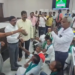 திருவள்ளூரில் விவசாயிகள் நலம் காக்கும் கூட்டத்தில்  விவசாய கடன்களை முழுமையாக ரத்து செய்ய  வலியுறுத்தி கருப்பு பேட்ஜ் அணிந்து தர்ணா
